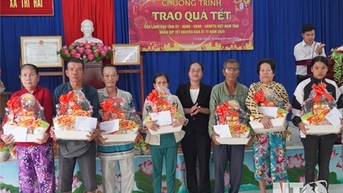 Trao quà tết cho các hộ nghèo xã Tri Hải
