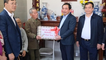 Đồng chí Bí thư Tỉnh ủy Trần Đức Thắng thăm, tặng quà Tết gia đình chính sách tiêu biểu ở Gia Lộc