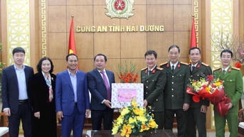 쩐득탕(Tran Duc Thang) 성 당 서기가 2025년 음력 설 연휴를 맞아 근무 중인 여러 부대를 방문하여 선물을 전달했습니다.