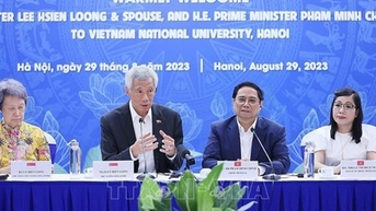នាយករដ្ឋមន្ត្រី Pham Minh Chinh និងនាយករដ្ឋមន្ត្រី Lee Hsien Loong ជួបជាមួយនិស្សិតនៃសាកលវិទ្យាល័យជាតិវៀតណាម ទីក្រុងហាណូយ