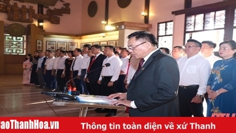 Hiệp hội Doanh nghiệp tỉnh Thanh Hóa dâng hương báo công với Chủ tịch Hồ Chí Minh 