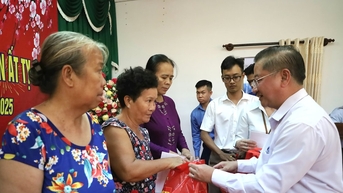 អនុប្រធានគណៈកម្មាធិការមជ្ឈិមរណសិរ្សមាតុភូមិវៀតណាម លោក Tran Viet Truong អញ្ជើញប្រគល់អំណោយ Tet នៅទីក្រុង Can Tho