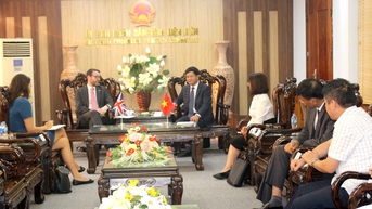 ឯកអគ្គរដ្ឋទូតអង់គ្លេសប្រចាំនៅវៀតណាមបានចូលជួបសម្តែងការគួរសមជាមួយថ្នាក់ដឹកនាំគណៈកម្មាធិការប្រជាជនខេត្ត Dien Bien