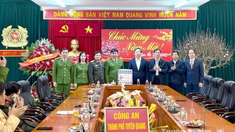 Bí thư Thành ủy Tạ Đức Tuyên thăm, chúc Tết, tặng quà Ban Chỉ huy Quân sự và Công an thành phố Tuyên Quang