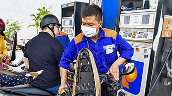 Giá xăng quay đầu giảm, dầu tăng trước kỳ nghỉ Tết