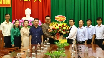 សមមិត្ត Pham Van Hau លេខាអចិន្ត្រៃយ៍គណៈកម្មាធិការបក្សខេត្ត ប្រធានក្រុមប្រឹក្សាប្រជាជនខេត្ត បានអញ្ជើញទៅសួរសុខទុក្ខ និងអបអរសាទរក្នុងឱកាសទិវាសហគ្រិនវៀតណាម។