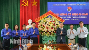 អនុលេខាអចិន្ត្រៃយ៍គណៈកម្មាធិការបក្សខេត្តបានអបអរសាទរសហភាពយុវជនខេត្តក្នុងថ្ងៃប្រពៃណីរបស់ខ្លួន។