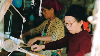 Đời sống rực rỡ của thổ cẩm