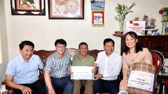 ប្រធានក្រុមប្រឹក្សាគ្រប់គ្រងតំបន់សេដ្ឋកិច្ច Hai Phong បានទៅសួរសុខទុក្ខ និងជូនអំណោយដល់គ្រួសារគោលនយោបាយ និងអ្នកមានបុណ្យនៅស្រុក An Lao
