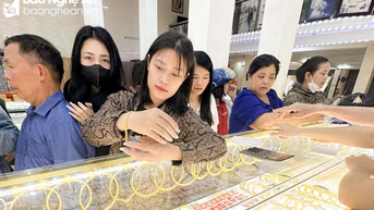 Chiều 15/4, giá vàng bật tăng trở lại, nhiều người dân Nghệ An xuống tiền mua tích trữ