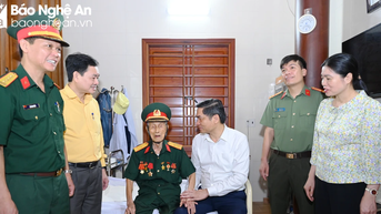 황 응이아 히에우 성 당위원회 부대서기가 디엔짜우 현과 빈 시에 있는 디엔비엔 군인들을 방문하여 선물을 전달했습니다.