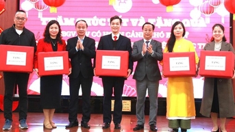 គ្រូបង្រៀនរាប់ពាន់នាក់កំពុងរង់ចាំរង្វាន់