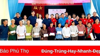 Trao 200 suất quà cứu trợ ảnh hưởng cơn bão số 3 ở Hạ Hoà