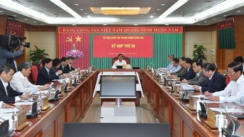 Chớ thấy sóng cả mà ngã tay chèo