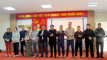 TP Móng Cái trao kinh phí hỗ trợ cho các hộ dân nuôi trồng thủy sản đợt 1/2025