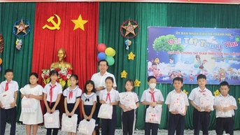 Đồng chí Phạm Văn Hậu, Phó Bí thư Thường trực Tỉnh ủy, Chủ tịch HĐND tỉnh thăm, tặng quà Trung thu cho các cháu thiếu nhi xã Thành Hải
