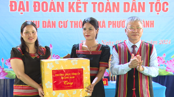 សមមិត្ត Nguyen Duc Dung បានចូលរួមទិវាឯកភាពដ៏អស្ចារ្យនៅ Phuoc Son