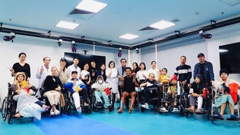 Xuân Son lì xì cho bệnh nhi ung thư trước khi về Nam Định đón tết