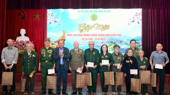 អតីតយុវជនស្ម័គ្រចិត្តវៀតណាមជួបសំណេះសំណាលក្នុងឱកាសរំលឹកខួបលើកទី៧០នៃជ័យជំនះ Dien Bien Phu