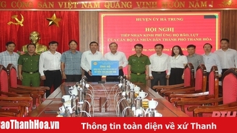 Bí thư Thành ủy, Chủ tịch HĐND TP Thanh Hóa Lê Anh Xuân trao tặng kinh phí hỗ trợ các huyện bị thiệt hại do mưa lũ