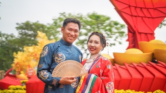 Giới trẻ tấp nập check in đường hoa Tết ở 'khu nhà giàu' TPHCM