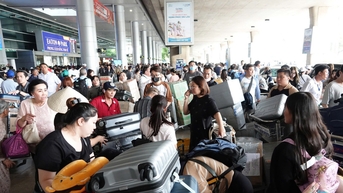 Đón Việt kiều về ăn Tết, Tân Sơn Nhất đông như trẩy hội