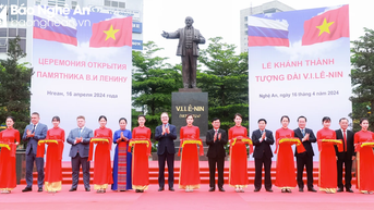 Lễ tiếp nhận và khánh thành tượng V.I.Lê-nin tại thành phố Vinh, Nghệ An