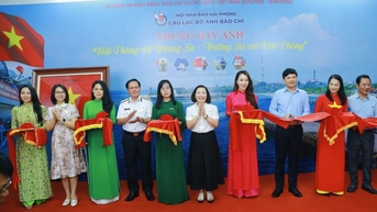Trưng bày ảnh 'Hải Phòng với Trường Sa - Trường Sa với Hải Phòng'