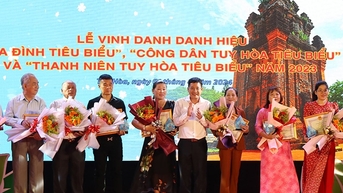 Tuy Hòa: Vinh danh 21 cá nhân, hộ gia đình tiêu biểu