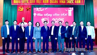 ភូមិភាគ Hung Hoa សូមជូនពរឆ្នាំថ្មីដល់គណៈកម្មាធិការប្រជាជនខេត្ត និងគណៈកម្មាធិការរណសិរ្សមាតុភូមិខេត្ត