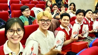 Sinh viên ăn tết ấm lòng vì được lì xì, tặng gạo, bình hoa, vé tàu...