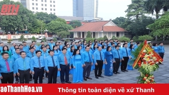 Đoàn đại biểu dự hội nghị biểu dương cán bộ công đoàn tiêu biểu tỉnh Thanh Hóa dâng hương báo công Chủ tịch Hồ Chí Minh