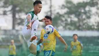 Công Phượng lì xì đồng đội lấy may, CLB Bình Phước đánh bại Đồng Tháp