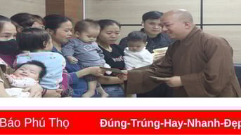 Trao quà Tết cho bệnh nhân nghèo