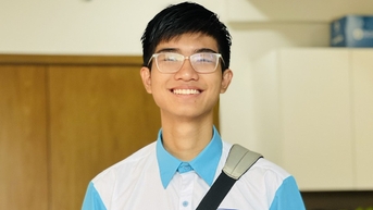 Nhận tiền thưởng học sinh giỏi, nam sinh lớp 10 tặng các em hiếu học