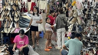 Chợ đêm hút khách sinh viên rần rần sắm đồ diện Tết
