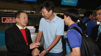 Bầu Hiển thưởng 1 tỉ đồng cho HLV Kim Sang-sik và BHL đội tuyển Việt Nam