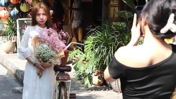 Du khách khoe sắc trên con đường duy nhất Việt Nam lọt top đẹp nhất thế giới