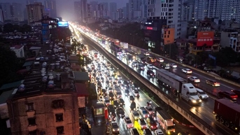 Người dân vượt mưa rét, ùn tắc, rời Thủ đô về quê từ tờ mờ sáng
