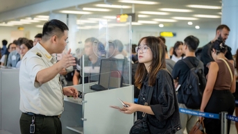 Gần 100 nghìn lượt hành khách qua sân bay Nội Bài ngày đầu nghỉ Tết