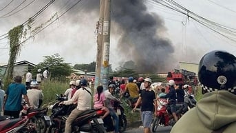 Cháy xưởng gỗ ở Thủ Đức, bộ đội đến giúp dập lửa, di dời tài sản