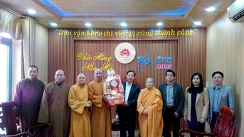 អង្គការសាសនាមកសួរសុខទុក្ខ និងជូនពរឆ្នាំថ្មីដល់គណៈកម្មាធិការចលនាមហាជននៃគណៈកម្មាធិការបក្សខេត្ត Quang Nam