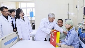 Ông Đỗ Văn Chiến thăm, tặng quà bệnh nhân tại Bệnh viện K Tân Triều