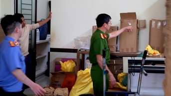 Phá 3 cơ sở làm cà phê giả bằng hóa chất không rõ nguồn gốc