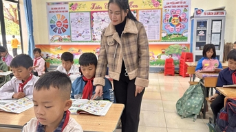 គ្រូបង្រៀនរាប់ពាន់នាក់នៅតំបន់ភ្នំ Thanh Hoa ទទួលបានប្រាក់រង្វាន់ Tet