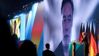 Tỉ phú Elon Musk bất ngờ xuất hiện tại buổi vận động của đảng cực hữu Đức