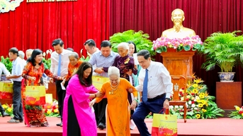Chủ tịch Quốc hội Trần Thanh Mẫn tặng quà Tết tại Cần Thơ