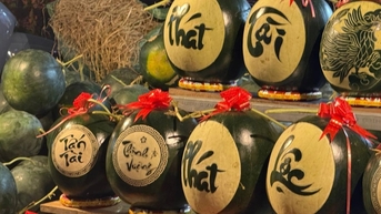 Dưa hấu tạo hình, khắc chữ ở Hà Nội, TPHCM hút khách ngày Tết