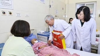 MTTQ Việt Nam dành hơn 1 tỷ đồng thăm hỏi, động viên y, bác sĩ và bệnh nhân ung thư