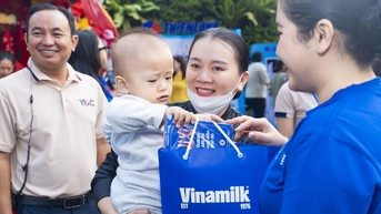 Vinamilk tặng hàng nghìn phần quà cho trẻ em, công nhân trước thềm năm mới Ất Tỵ
